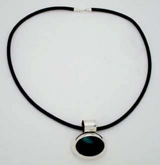 Necklace of oval of onyx and rubber
