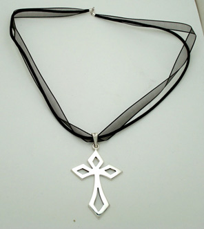 Necklace of organza black woman with pediente of cross with rhombs
