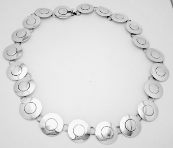 Circles necklace with O engravings