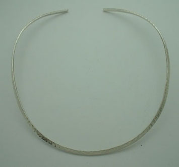 Oval hammered Neckless