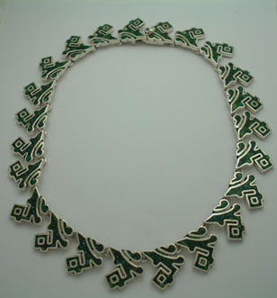 Necklace of zipped malachite of frets