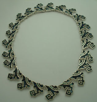 Necklace of zipped sodalite of frets