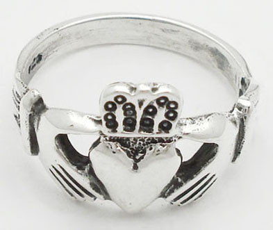 Ring of 2 hands with heart with crown