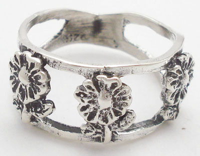 Ring of 2 hoops with 3 flowers
