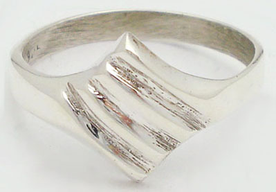 Field ring with lines graved