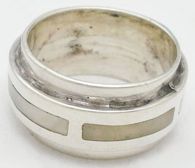Ring with lines of white shell