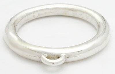 Hoop ring with half a ring