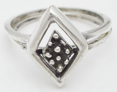 Double ring with rhombus at the head