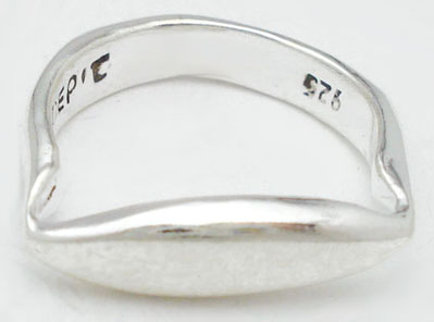 Ring in type horseshoe with pointed oval
