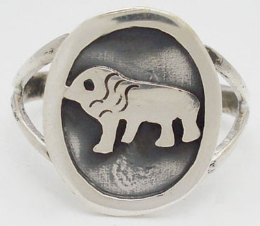 Leo's ring in oval oxidized with smooth frame