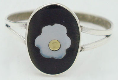 Ring of oval of resin with flower of white shell
