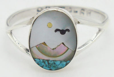 Ring with shell scenery in oval