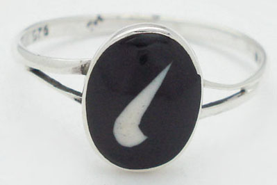 Ring of pigeon type nike in resin oval