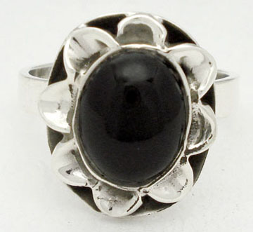Ring with plasticrange oval and in flower