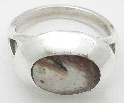 Anillo C  resina nacarada blancal en ovalo vertical y anilleta delgada