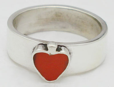 Ring of heart with resin black woman and flat ring