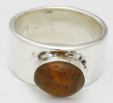 Anillo d  ambar sintetico ovalado resaltado c  anilleta ancha