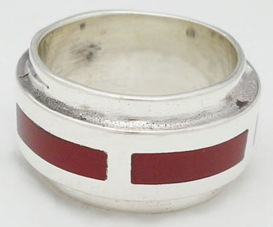 Ring with resin red in vertical lines