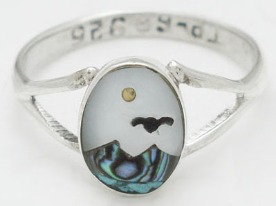 Ring with shell scenery in oval