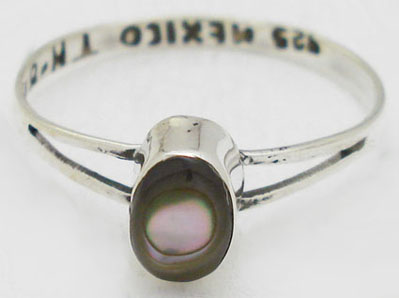 Ring with shell in small oval