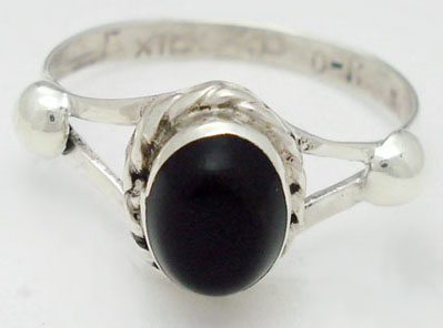 Ring of oval of black resin with 2 spheres
