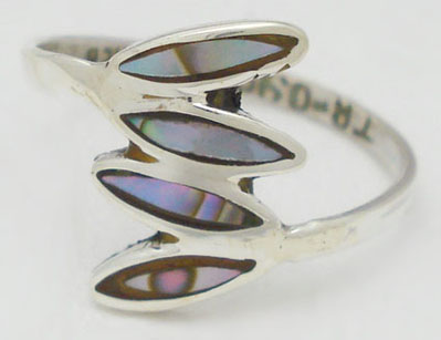 Ring with 4 seeds of blue shell