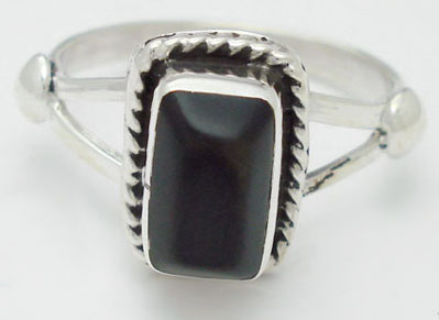 Ring with bar of black plastic with torsal