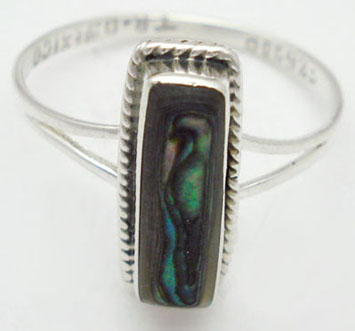 Ring with bar of blue shell and torsal