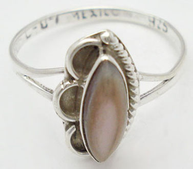 Oval ring pink shell with torsal and rings