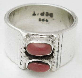 Ring of ovals of red resin with torsal lines
