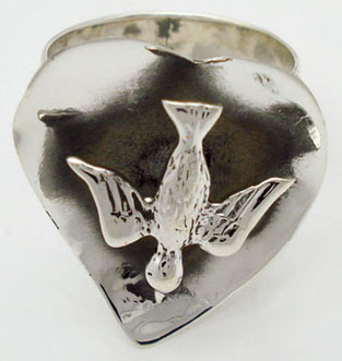 Heart ring with pigeon