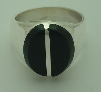 Oval ring for man with streak