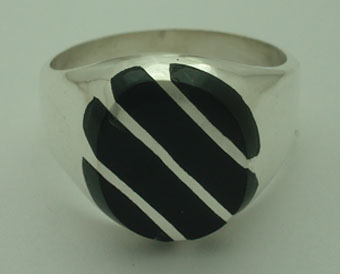 Oval ring for man with onyx and streaks