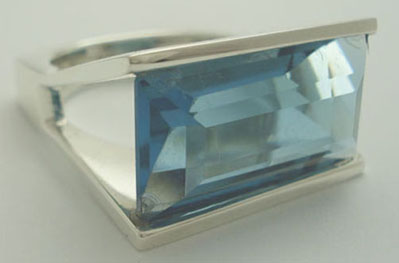Anillo abierto con vidrio azul plata