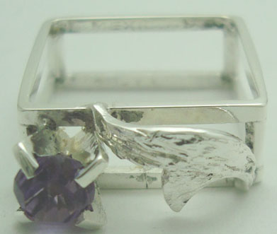 Anillo c anilleta de 2 alambres cuadrados,zirconia morada y placa diamantada
