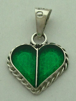 Pendant of resin heart green