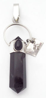 Pendant about onyx in type quartz with different stones