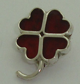 Pendant of clover with resin that it hangs