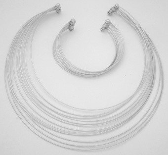 Set of necklace and bracelet of 12 wires
