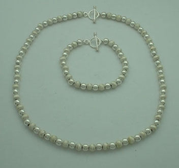 Set of necklace and bracelet of smooth ball and mated