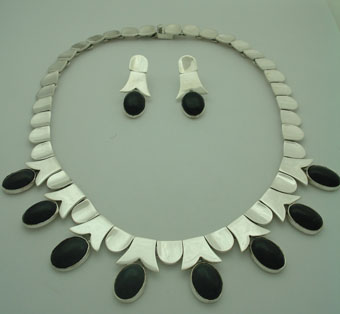 Cocoons Set with onyx necklace and earrings