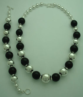 Necklace and  bracelet  of silver with black onyx
