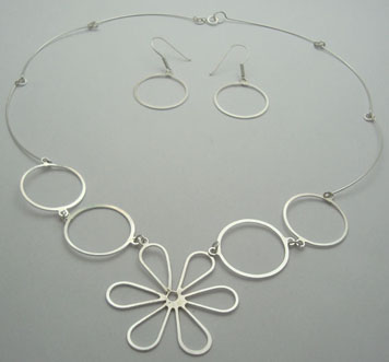Set of necklace and earrings of circles with flower