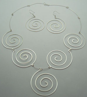 Set of necklace and earrings in spiral