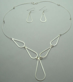 Set of necklace and earrings of drop