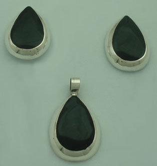 Set earrings and charm in onyx drop