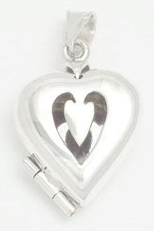 Pendant   reliquary of soaked heart