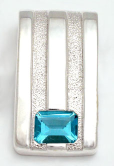 Earring with zirconia light blue in rectangle with  lines smooth and graved