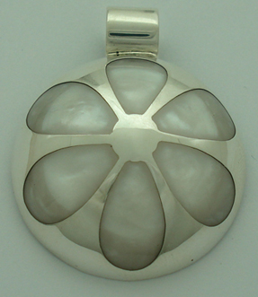 Round earring with flower of white resin