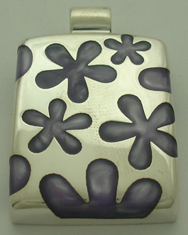 Rectangular earring with flowers of purple resin